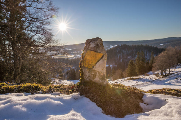 Ręcznie malowane, turystyka znak ścieżka na skale w słoneczny dzień zimy - Zdjęcie, obraz