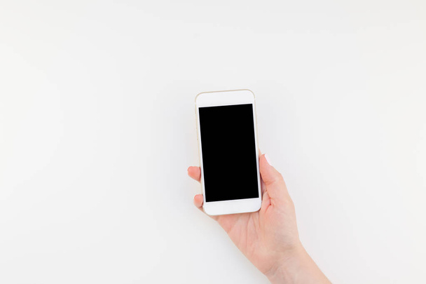 Kadın el ile kopya alanı minimalizm tarzı ile beyaz arka plan üzerinde izole smartphone tutan pastel manikür Lehçe. Şablon kadınsı blog sosyal teknolojik medya için sahte - Fotoğraf, Görsel