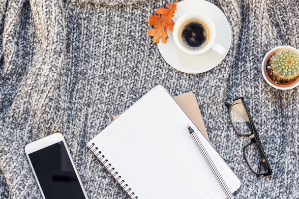 Креативна осінь плоский лежав на верхньому поверсі стильний домашній робочий простір зі смартфоном ноутбук кавовий стакан затишний сірий в'язаний простір для копіювання фону. Шаблон осіннього сезону для жіночого блогу соціальних медіа
 - Фото, зображення