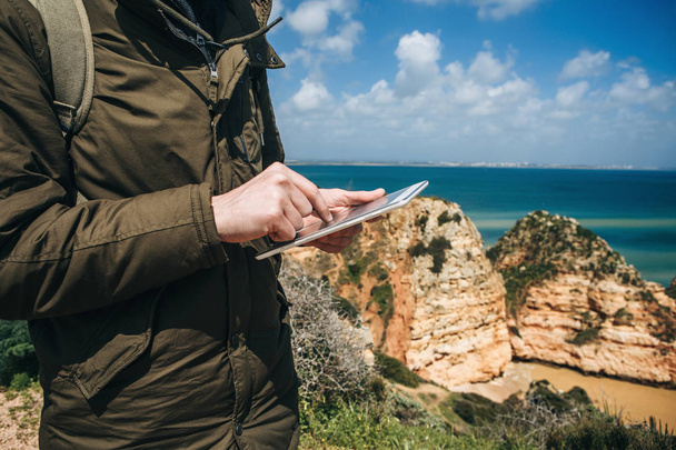 Um turista ou viajante usa um tablet
. - Foto, Imagem