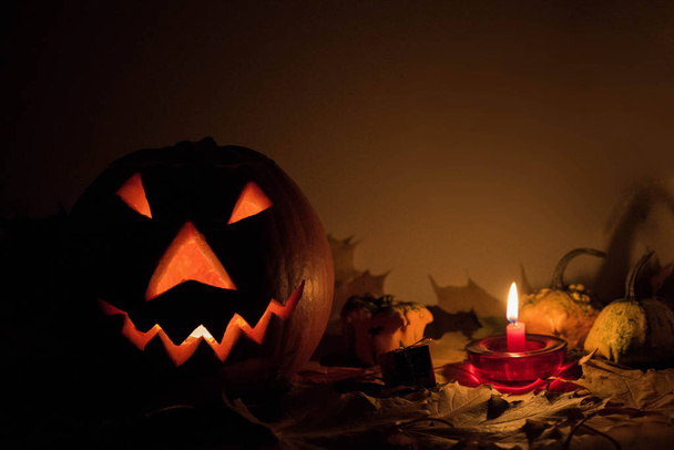 Halloween citrouille tête Jack lanterne avec effrayant mauvais visages vacances effrayantes - Photo, image