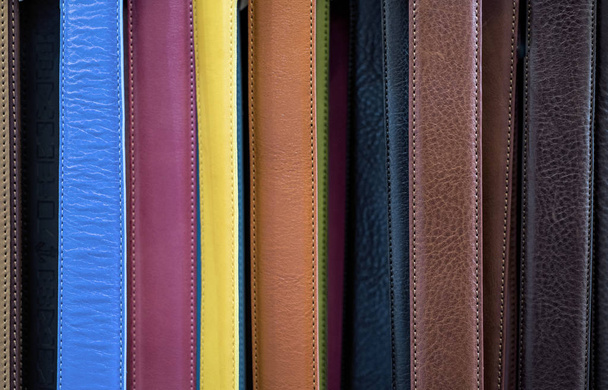 Fondo de color abstracto hecho de cinturones de cuero
 - Foto, imagen