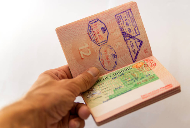 メンズの手でロシアのパスポートでカンボジア ビザのスタンプ. - 写真・画像