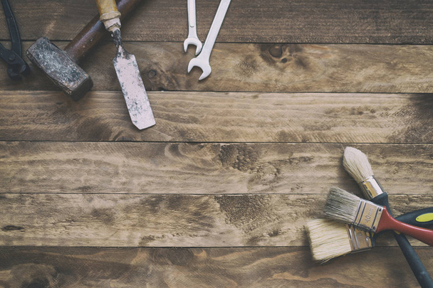Concepto de reparación del hogar con martillo, llaves y pinceles
. - Foto, imagen