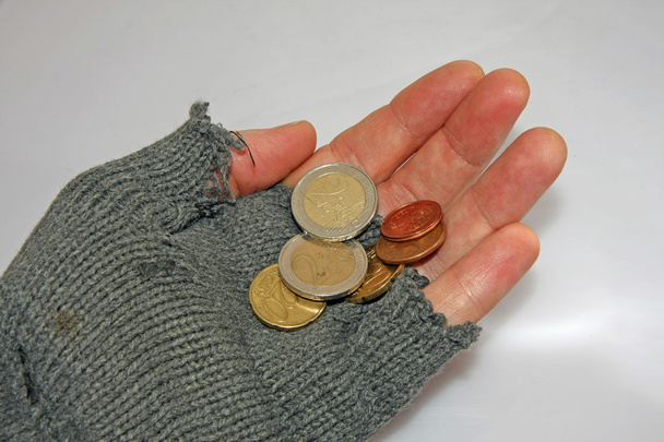 hand van de arme man die de liefdadigheid om een paar euro vraagt - Foto, afbeelding
