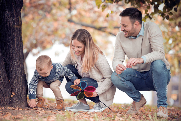 Onnellinen perhe äiti isä ja pieni poika majesteettinen syksyllä syksyllä metsä
. - Valokuva, kuva
