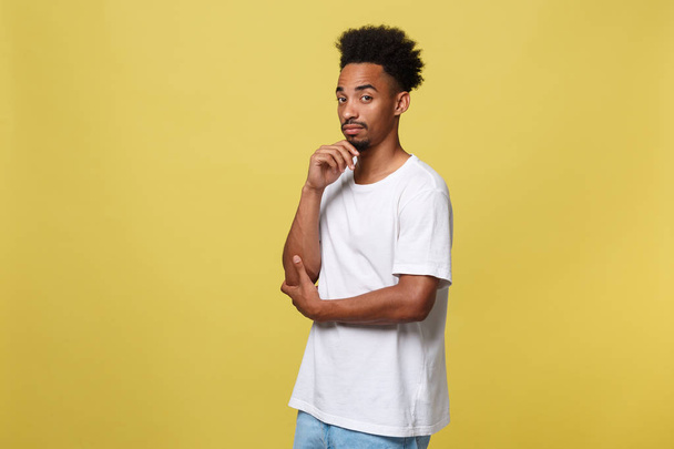 Przystojny Nastolatek African-American dorywczo szmatką na białym tle na żółtym tle. - Zdjęcie, obraz