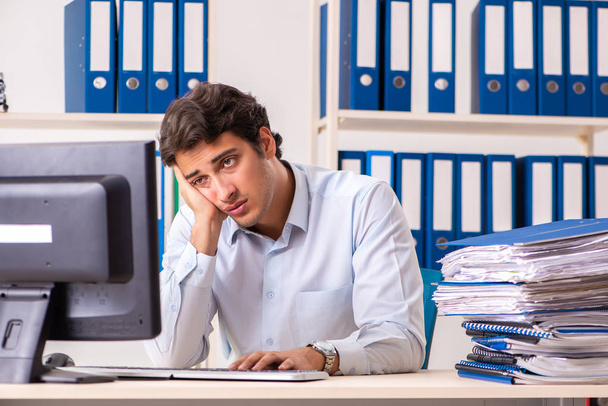Overloaded busy employee with too much work and paperwork - Foto, Imagen
