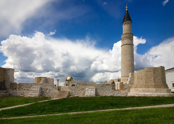 die Kathedralenmoschee mit einem großen Minarett des archäologischen Komplexes des antiken Bolgar, Tatarstan, Russland. - Foto, Bild