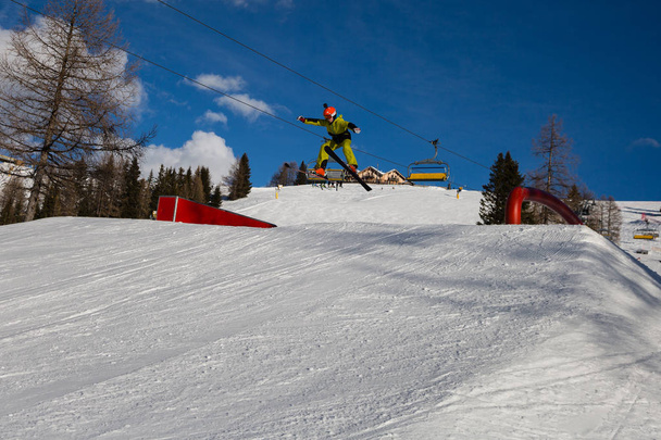Lyžařka v akci: skoky na lyžích v horském Snowpark. - Fotografie, Obrázek