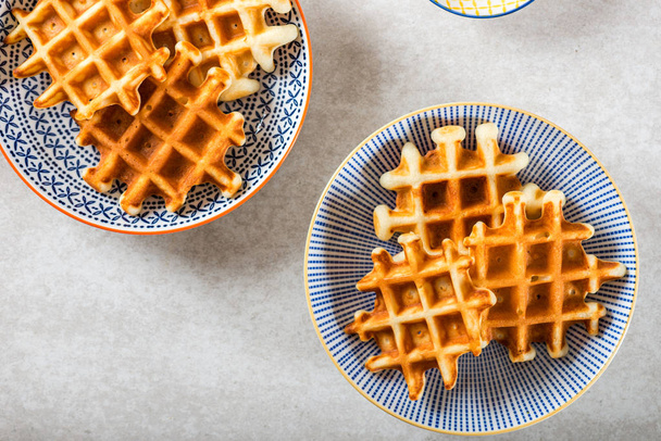 Geleneksel ev yapımı Belçika Waffle açık renkli. Rahat aile kahvaltı kavramı. Düz yatıyordu, en iyi görünüm, kopya alanı. - Fotoğraf, Görsel