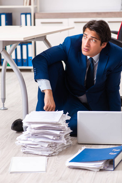 Fatigué homme d'affaires épuisé faisant des heures supplémentaires au bureau - Photo, image
