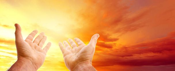Руки, що досягають неба
 - Фото, зображення