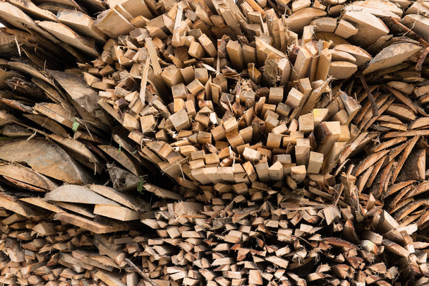 Antecedentes de troncos apilados y cortados en seco utilizados para la leña. - Foto, imagen