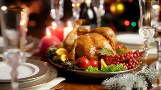 Nahaufnahme 4k Video von leckeren gebackenen Hühnern, die auf dem Teller auf dem festlichen Tisch liegen. Weihnachtsessen - Filmmaterial, Video