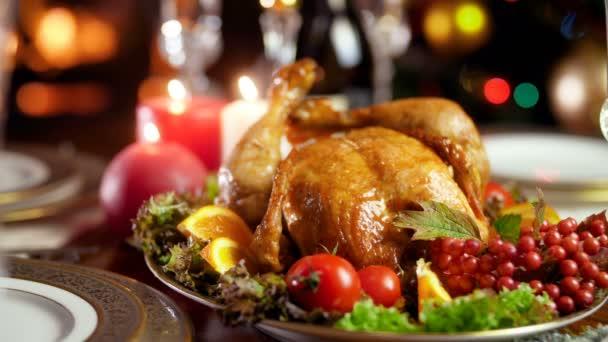 Nahaufnahme 4k Aufnahmen von gebackenem Huhn mit Gemüse beim Weihnachtsessen. Brennender Kamin und glimmende Weihnachtsbeleuchtung auf dem Hinterhof - Filmmaterial, Video