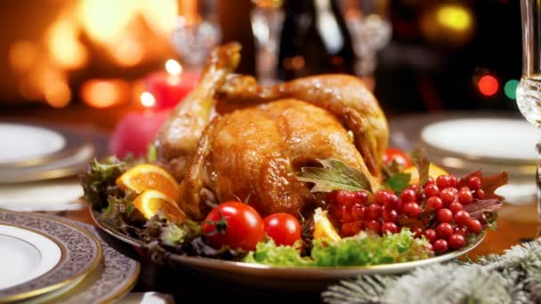Closeup 4k πλάνα του εξυπηρετούνται τραπέζι με ψητό κοτόπουλο και τα λαχανικά για δείπνο των Χριστουγέννων - Πλάνα, βίντεο
