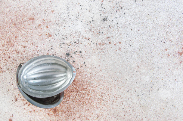 Lado interno do molde de bolo de cobre vintage em um fundo de concreto. Espaço de cópia para texto
 - Foto, Imagem
