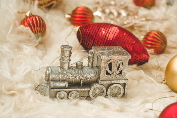 Новогодний фон 2019 года с фигурками, рождественские игрушки на фоне натуральной теплой кожи овец. Состав Нового 2019 года
 - Фото, изображение