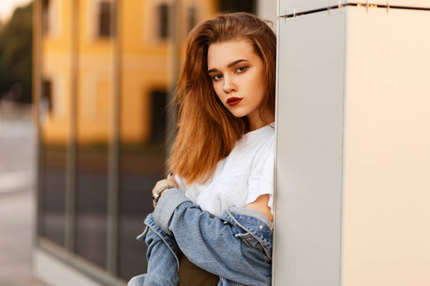 Módní portrét dívky krásné mladý model s džíny oblečení a šedé tričko na ulici - Fotografie, Obrázek