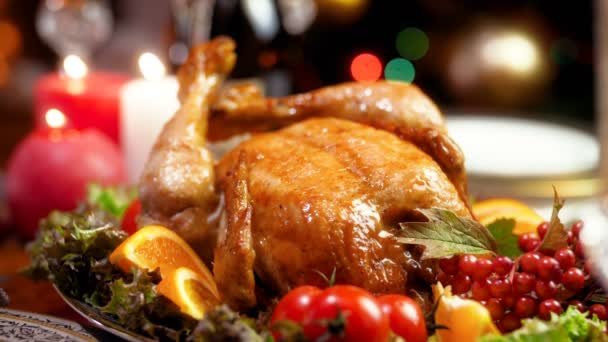 Closeup lezzetli sıcak kavrulmuş chciekn Noel akşam yemeği masada 4k video - Video, Çekim