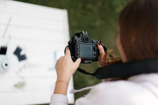 Γυναίκα επαγγελματίας φωτογράφος που κάνει μια φωτογραφία πυροβολούν σε εξωτερικούς χώρους - Φωτογραφία, εικόνα