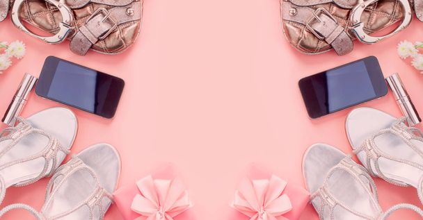 Banner moderne mode accessoires jonge vrouwen schoenen handtas telefoon gadget gift box roze achtergrond. Bovenaanzicht plat leggen - Foto, afbeelding