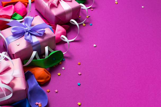 Festival arka planını Mor malzeme renkli balonlar flamalar konfeti üç kutuları hediye. En iyi görünüm düz yatıyordu kopya alanı - Fotoğraf, Görsel