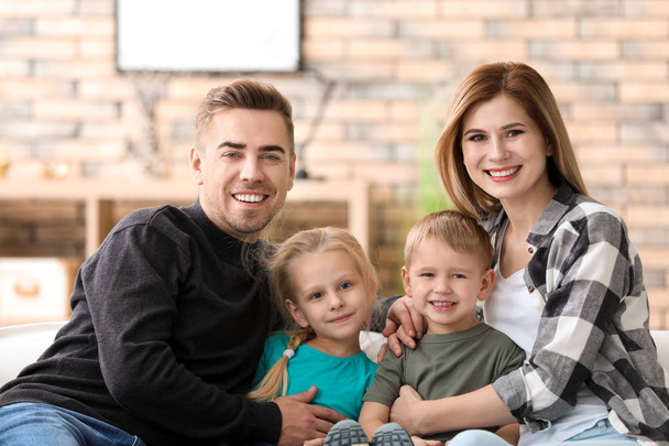 gelukkig familie kijken tv thuis - Foto, afbeelding