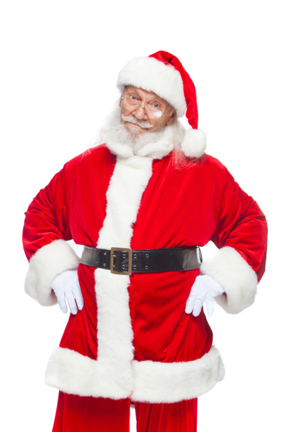 Рождество. Санта Клаус положил руки на ремень. Изолированный на белом фоне
. - Фото, изображение