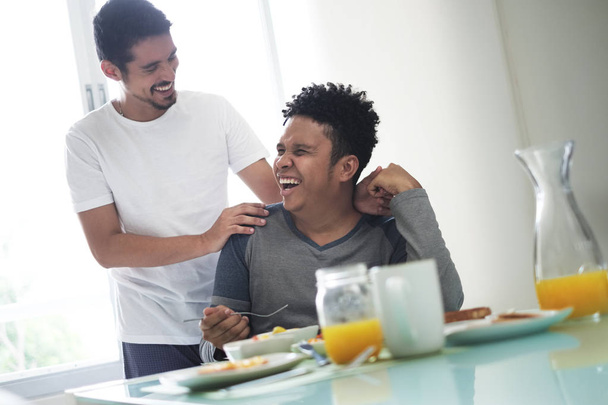 Homopariskunta syö aamiaista kotona aamulla
 - Valokuva, kuva