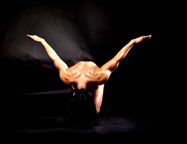 Muscular bodybuilder woman showing her muscles. - Valokuva, kuva