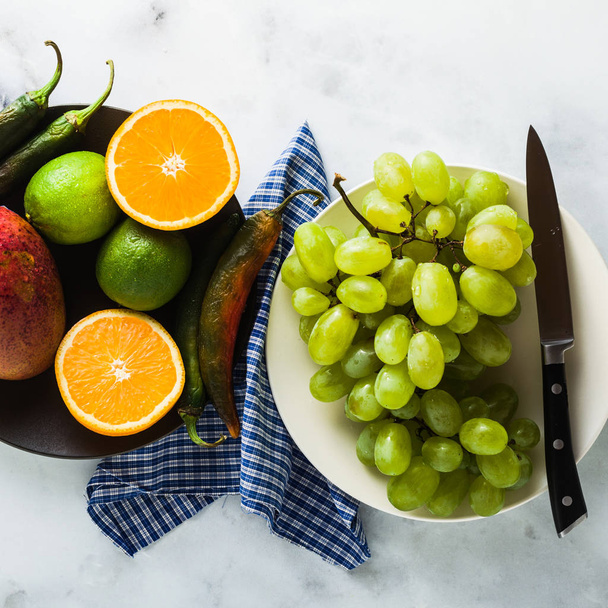 colored vegetables and fruits on the table. preparation of morning juices. healthy eating - Foto, Imagem
