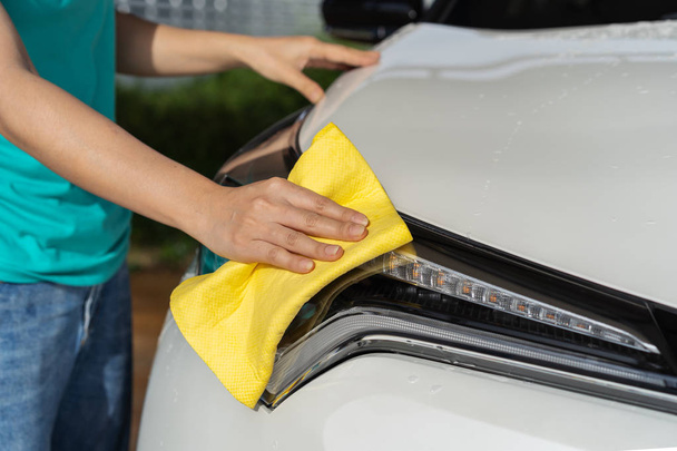 hand with microfiber cloth cleaning  a car - Foto, Imagen