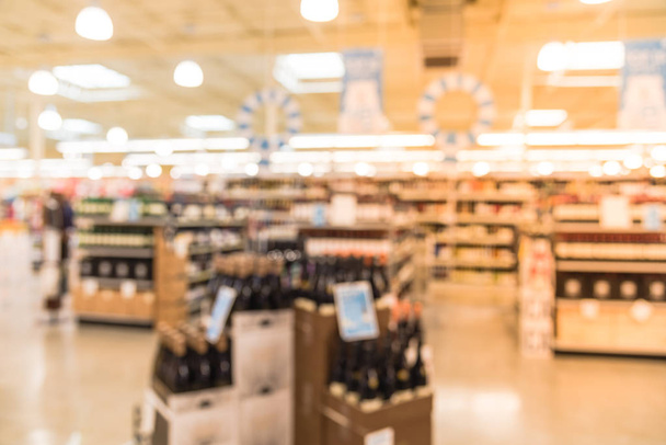 Imagen borrosa de los estantes de vino con etiquetas de precios en exhibición en la tienda en Houston, Texas, EE.UU. Filas desenfocadas de botellas de licor de vino en el estante del supermercado. Bebidas alcohólicas antecedentes abstractos
. - Foto, Imagen