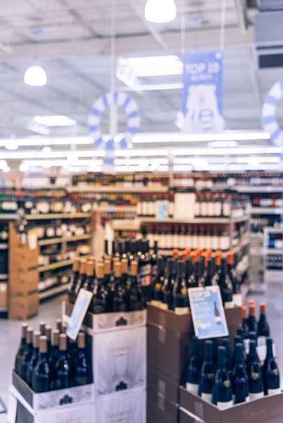 Vintage tone hämärtynyt viini hyllyt hintalaput esillä myymälässä Houston, Texas, USA. Keskittynyt rivejä Viiniä Viiniä pullot supermarket hylly. Alkoholijuoma abstrakti tausta
 - Valokuva, kuva