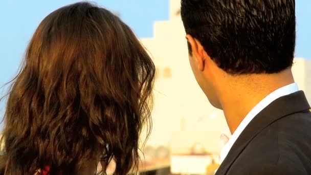 Jovem atraente se preparando para propor o casamento
 - Filmagem, Vídeo