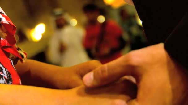 A fiatalember javaslattevő házasság & kínál gyémánt gyűrű közelről - Felvétel, videó