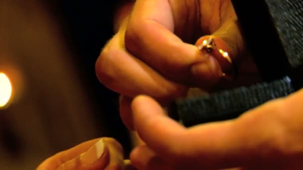 Молодой человек показывает бриллиантовое кольцо в своем предложении руки и сердца крупным планом
 - Кадры, видео