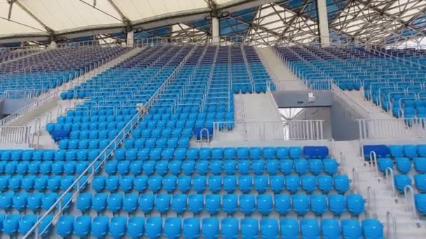 Lege blauw zitplaatsen rijen in stadion - Video