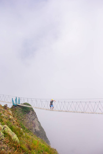 Η γέφυρα σχοινί στην κορυφή του βουνού της Rosa Khutor, Ρωσία - Φωτογραφία, εικόνα