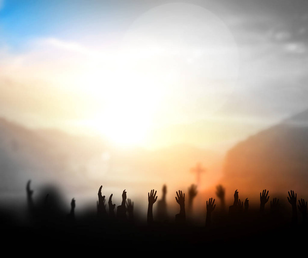 Chwały i uwielbienia koncepcja: sylwetka chrześcijańskiej modlitwy, podnosząc rękę podczas modlitwy do Jezusa - Zdjęcie, obraz