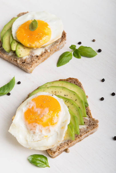 Sandwich with avocado slices and basil - Foto, afbeelding