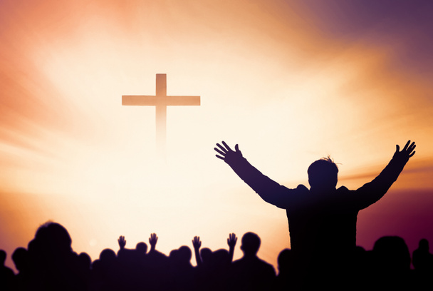 Conceito de louvor e adoração: Silhueta de orações cristãs levantando a mão enquanto reza ao Jesus
 - Foto, Imagem