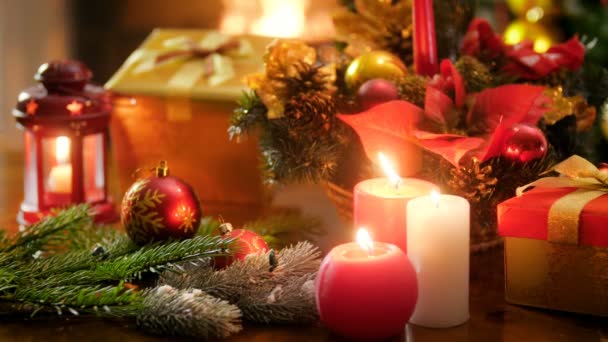 クローズ アップ 4 k クリスマス リースのビデオ、および非常に熱い蝋燭します。冬の祭典および休日のための完璧な背景 - 映像、動画