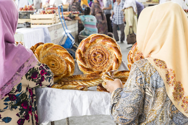 Παραδοσιακό Ουζμπεκιστάν ψωμί lavash στο τοπικό Παζάρι, είναι μια μαλακή επίπεδη ψωμί της μέσης Ασίας (Ουζμπεκιστάν). - Φωτογραφία, εικόνα
