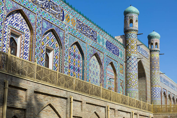 Fergana Vadisi en popüler yerlerinden Khudayar Khan sarayıdır. Kokand, Özbekistan. - Fotoğraf, Görsel