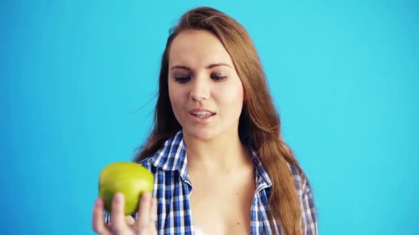 woman holding green apple - Кадры, видео