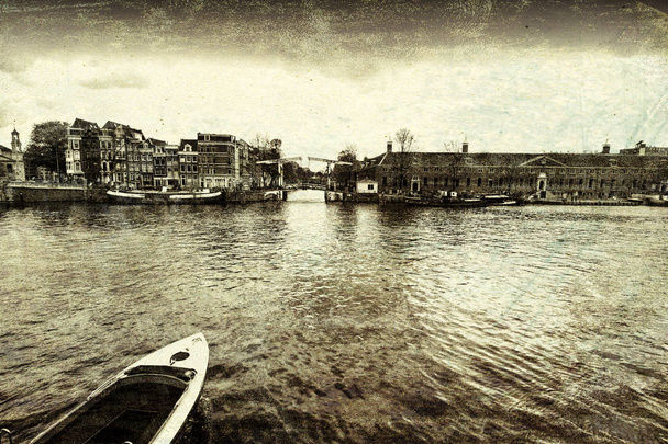 Човен на канал Амстердамі в історичному центрі міста. Підйомний міст Амстердаму в закритому положенні під час водного автобуса наближається до нього. Вінтажному стилі тоновані зображення - Фото, зображення