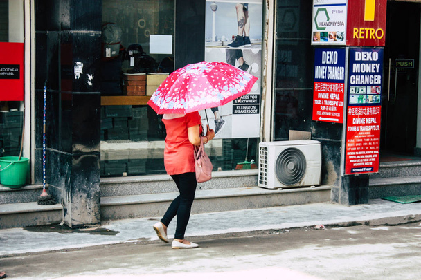 Kathmandu Nepal 21 de agosto de 2018 Vista de pessoas desconhecidas andando com um guarda-chuva na rua Thamel em Kathmandu pela manhã
 - Foto, Imagem